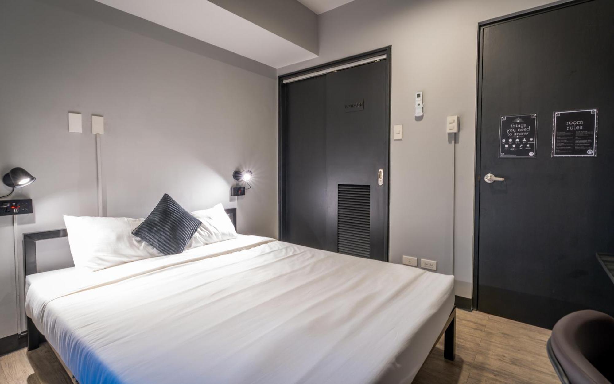 Mad Monkey Manila Hostel Makati City Exterior photo