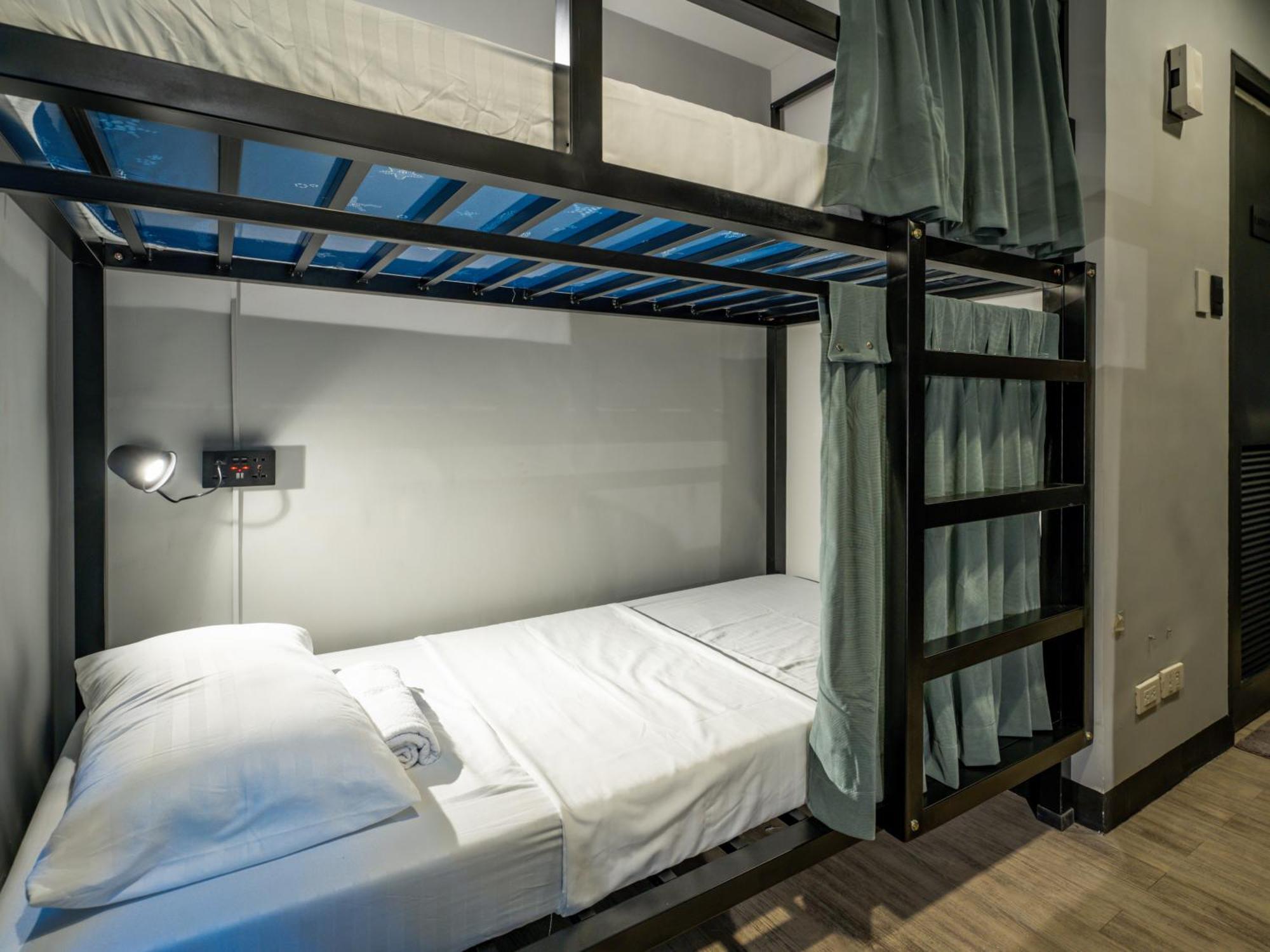 Mad Monkey Manila Hostel Makati City Exterior photo