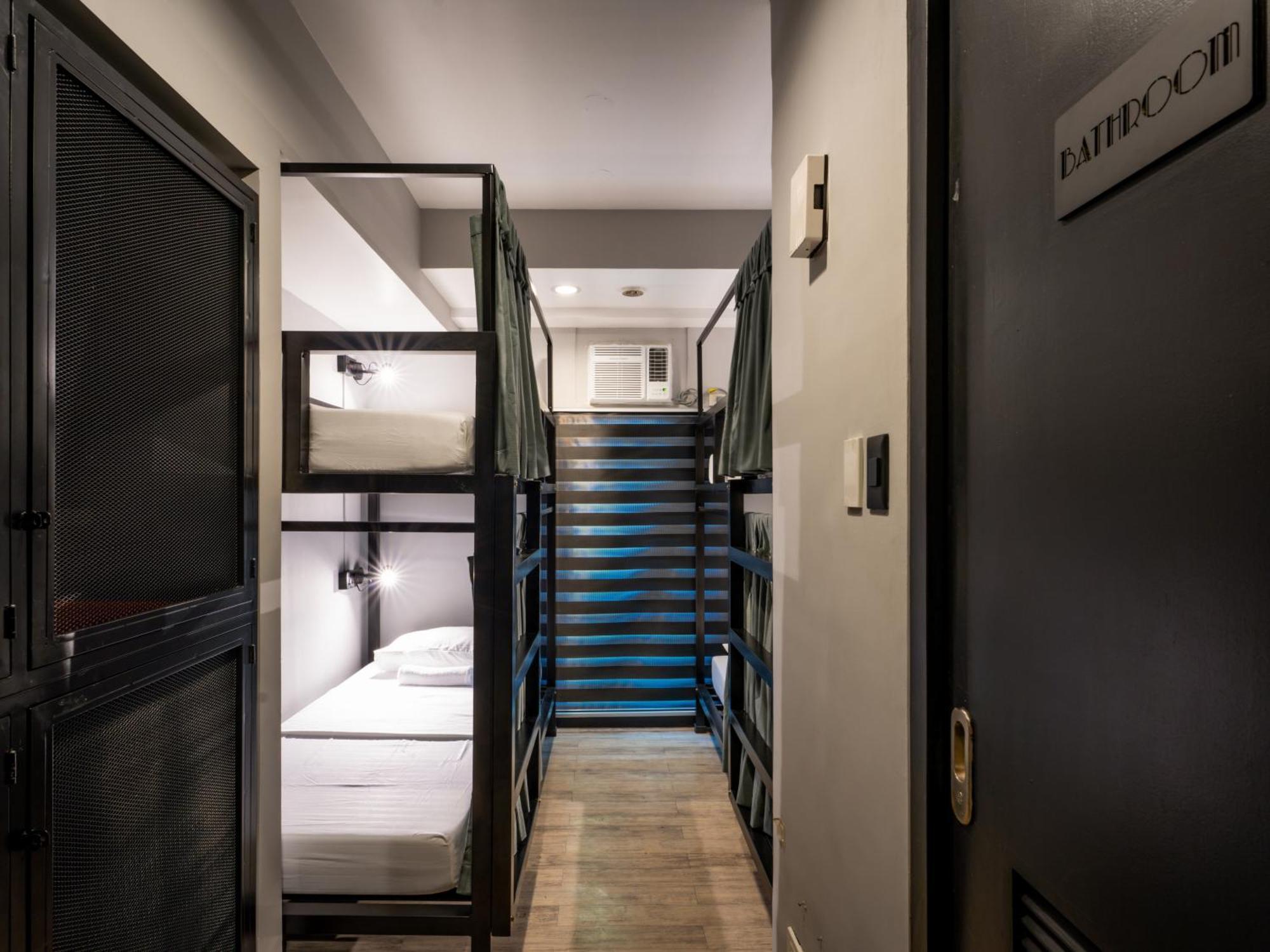 Mad Monkey Manila Hostel Makati City Exterior photo