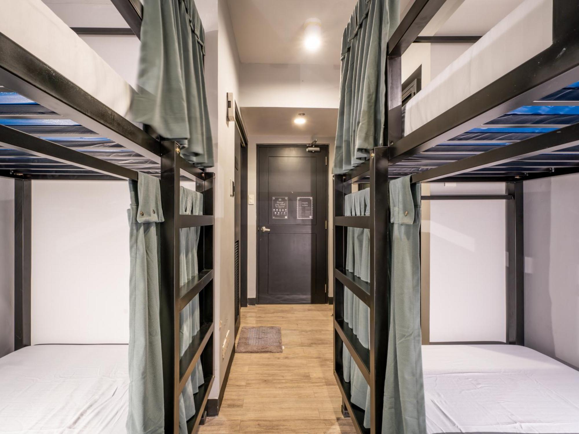 Mad Monkey Manila Hostel Makati City Exterior photo