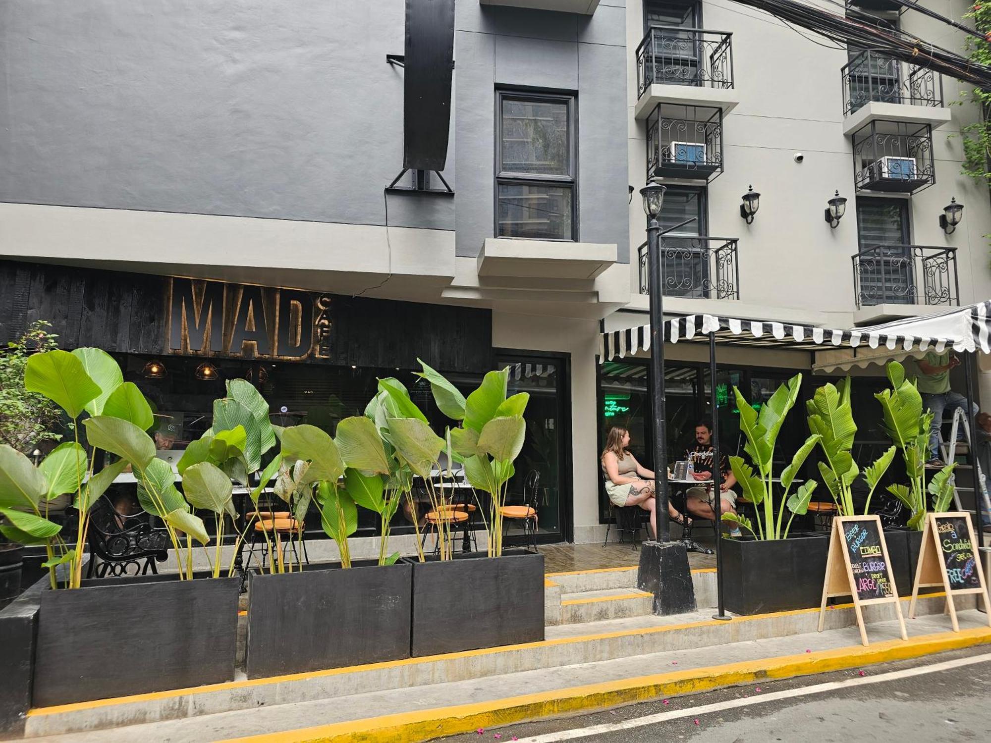 Mad Monkey Manila Hostel Makati City Exterior photo