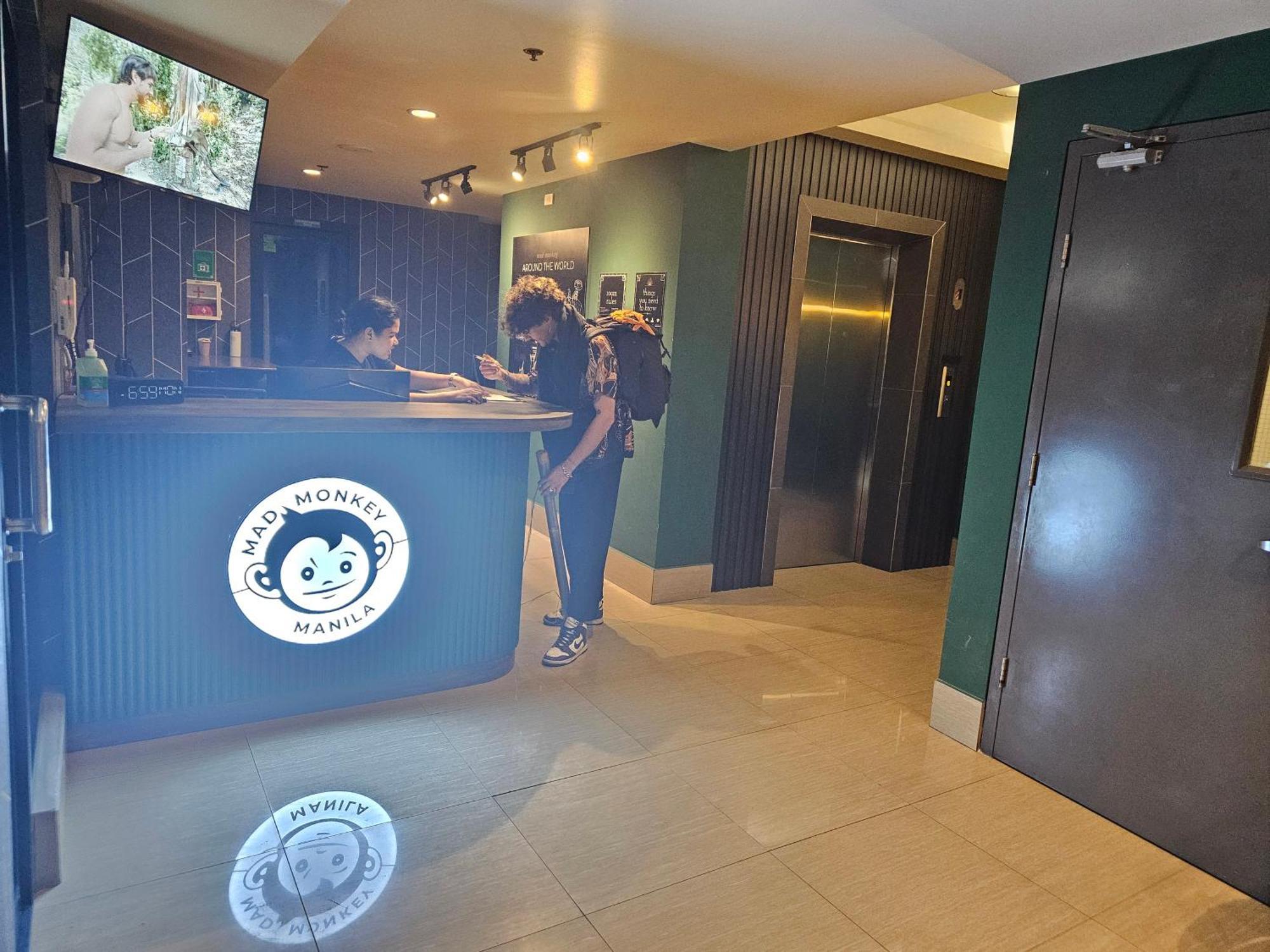 Mad Monkey Manila Hostel Makati City Exterior photo