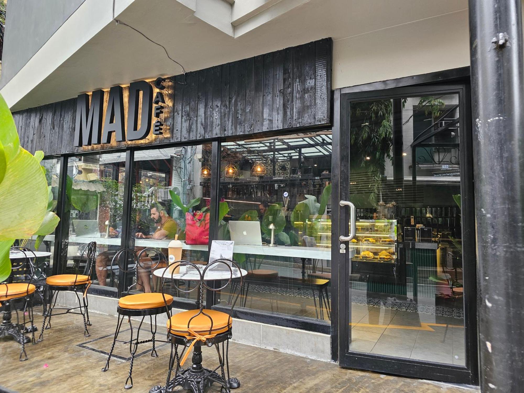 Mad Monkey Manila Hostel Makati City Exterior photo