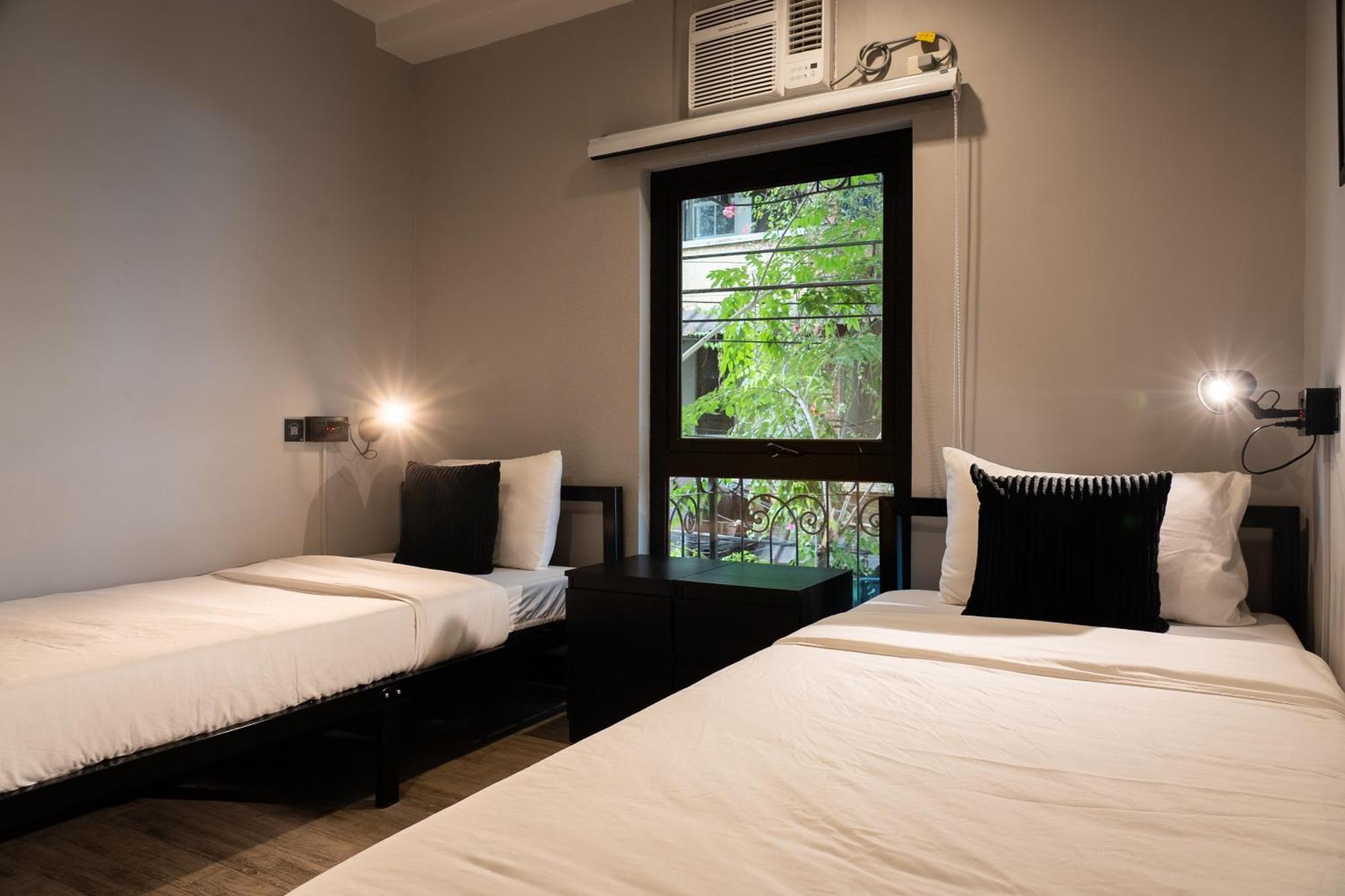 Mad Monkey Manila Hostel Makati City Exterior photo