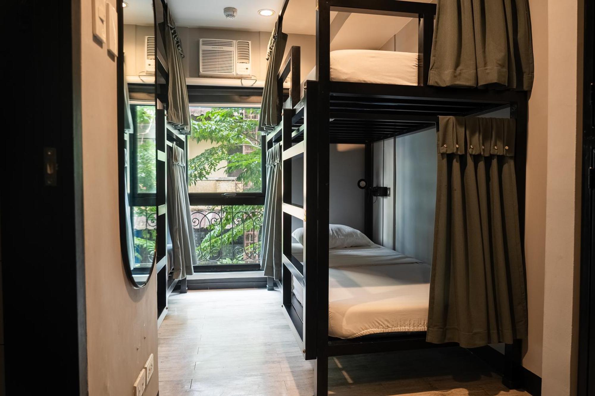 Mad Monkey Manila Hostel Makati City Exterior photo
